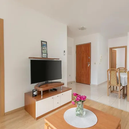 Mar18 - With Private Garage *