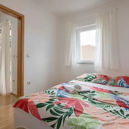 Mar18 - With Private Garage Appartement Makarska