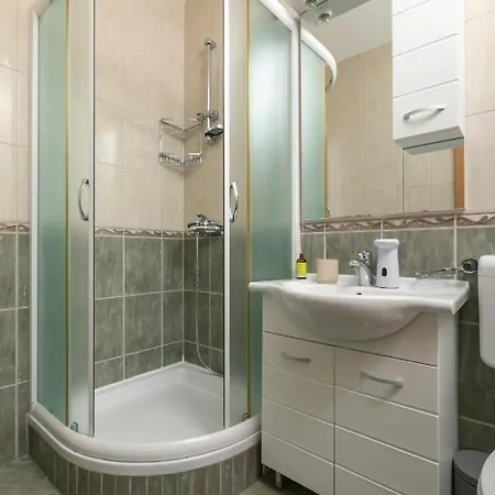 Mar18 - With Private Garage Appartamento Makarska