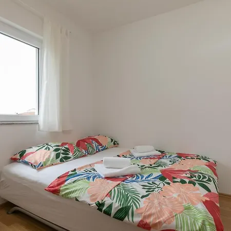 Mar18 - With Private Garage Appartamento Makarska