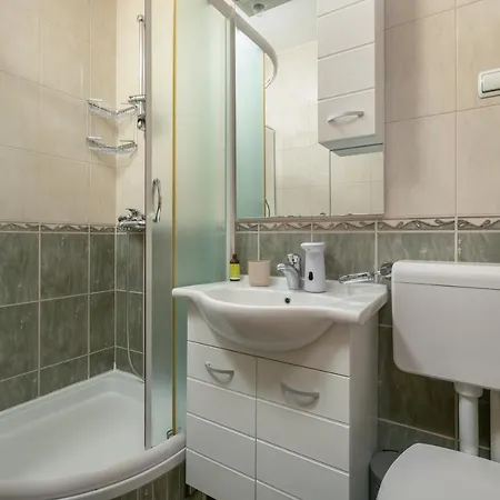 Apartment Mar18 - With Private Garage Makarska