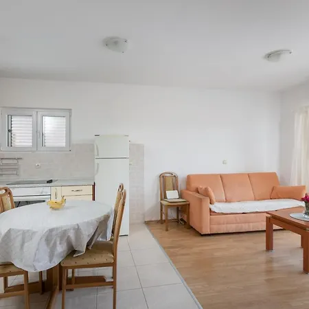 Mar18 - With Private Garage Appartement Makarska