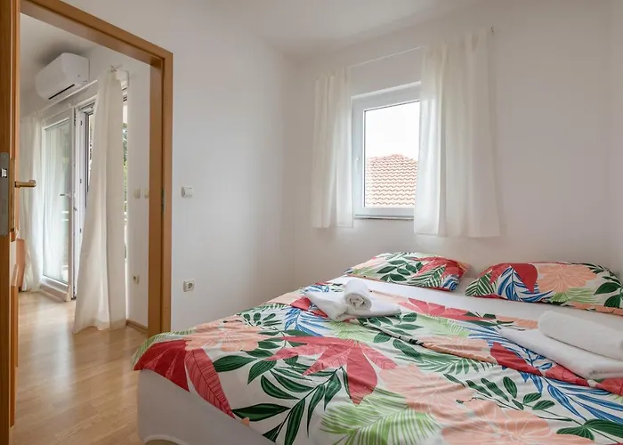 Mar18 - With Private Garage Apartment Makarska