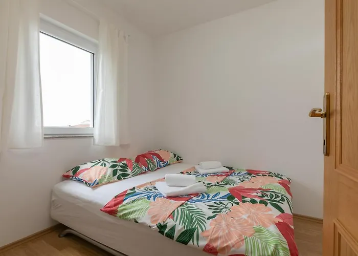 Mar18 - With Private Garage Apartment Makarska