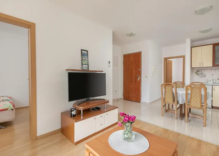 Mar18 - With Private Garage *