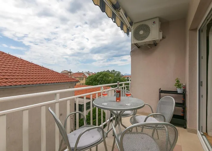 Mar18 - With Private Garage Apartment *