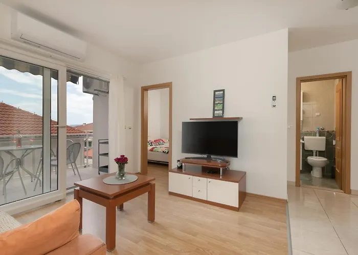 Mar18 - With Private Garage *