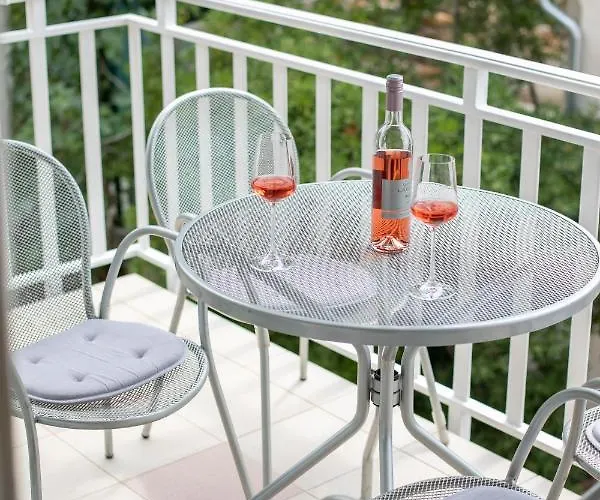 Mar18 - With Private Garage Apartment *