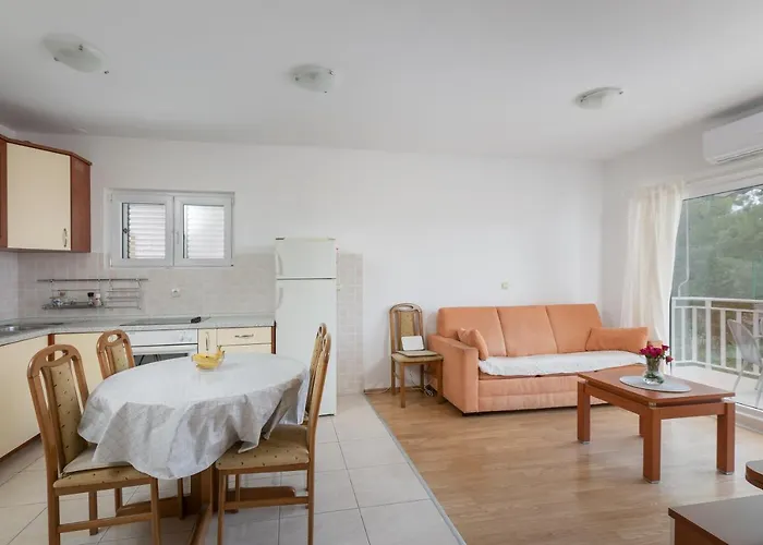 Mar18 - With Private Garage Apartment Makarska