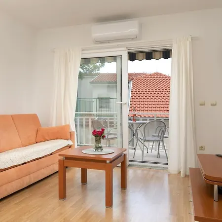 Mar18 - With Private Garage Appartement Makarska